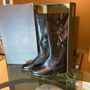 Ecco boots size 10 US, 42 EU. Worn once. $85.00.